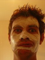 Yannick a de la mousse sur le visage
